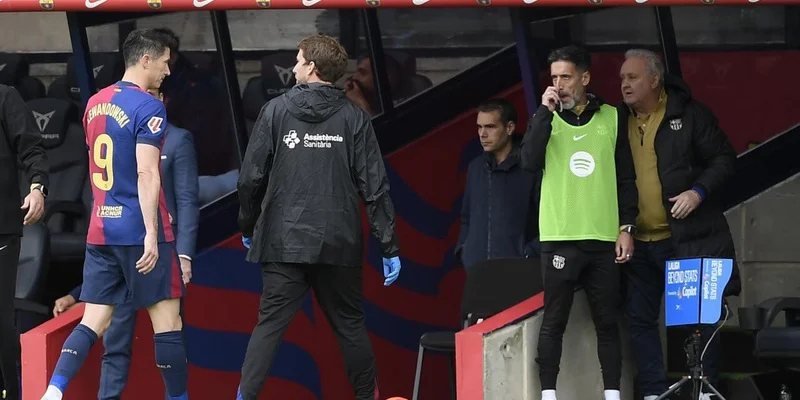 Tiền đạo Lewandowski phải rời sân vì chấn thương ở trận đấu gặp Celta Vigo mới đây